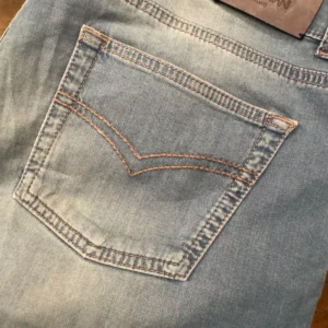 Larusmiani, blue jeans in denim di cotone+elastan Colore denim blu délavé Taglia 52 IT