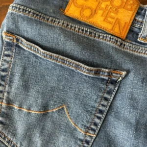 Jacob Cohen, blue jeans in denim di cotone + elastan Colore blu délavé Taglia W38