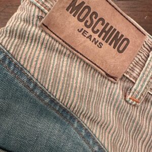 Moschino, blue jeans in denim di cotone + elastan Colore azzurro con inserti in velluto beige Taglia W33